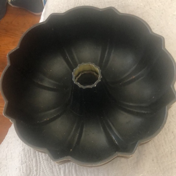 2 VINTAGE ALUMINUM BUNDT CAKE PANS - Picture 3 of 7